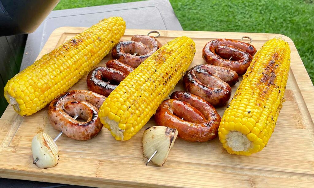 Mais grillé avec brochette saucisse