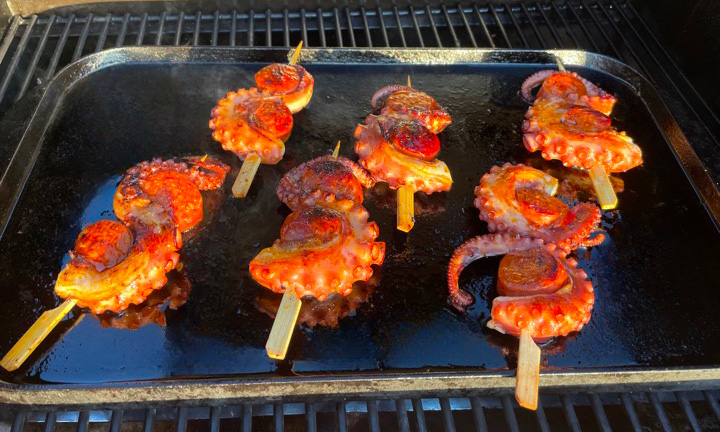 Brochettes de poulpes au chorizo grillés à la plancha